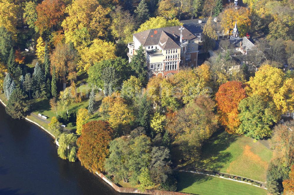 Luftbild Berlin - Uferbereich an der SIEMENS Villa Am Kleinen Wannsee in Berlin