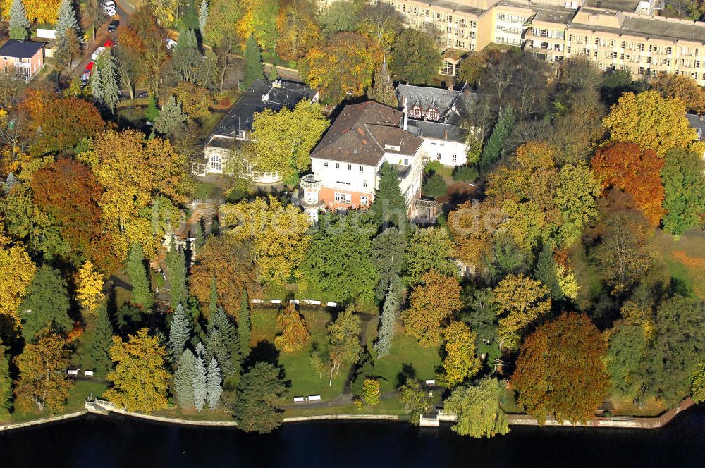 Luftaufnahme Berlin - Uferbereich an der SIEMENS Villa Am Kleinen Wannsee in Berlin