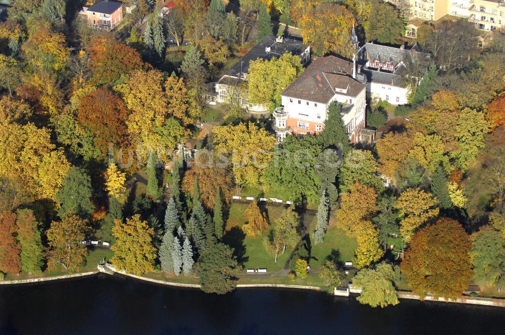 Berlin von oben - Uferbereich an der SIEMENS Villa Am Kleinen Wannsee in Berlin