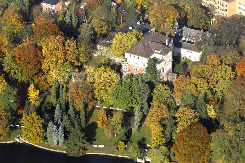 Berlin aus der Vogelperspektive: Uferbereich an der SIEMENS Villa Am Kleinen Wannsee in Berlin