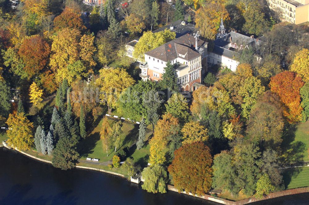 Luftbild Berlin - Uferbereich an der SIEMENS Villa Am Kleinen Wannsee in Berlin