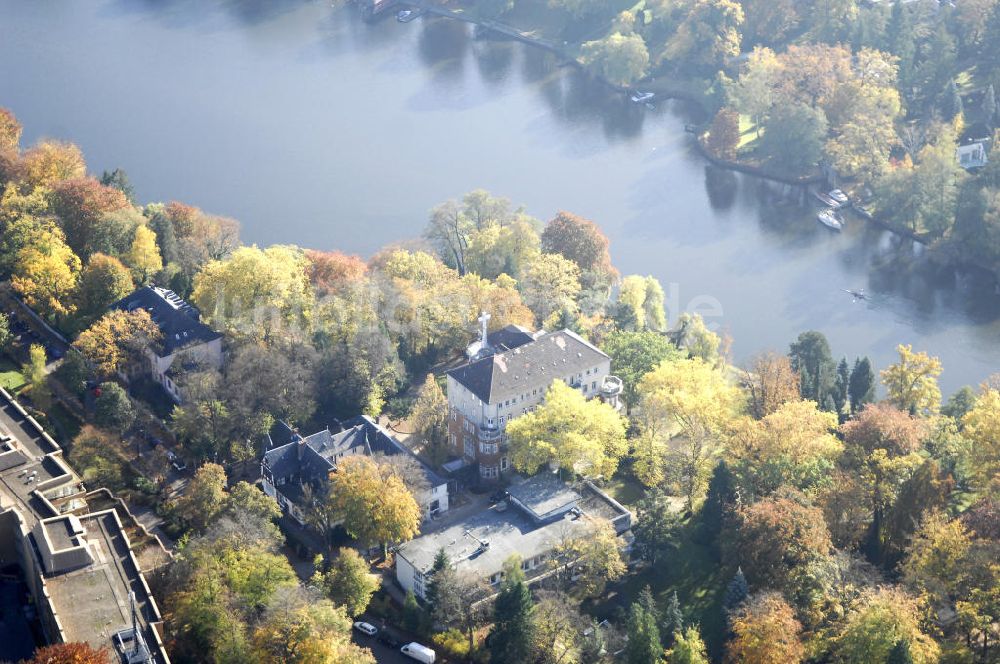 Berlin von oben - Uferbereich an der SIEMENS Villa Am Kleinen Wannsee in Berlin