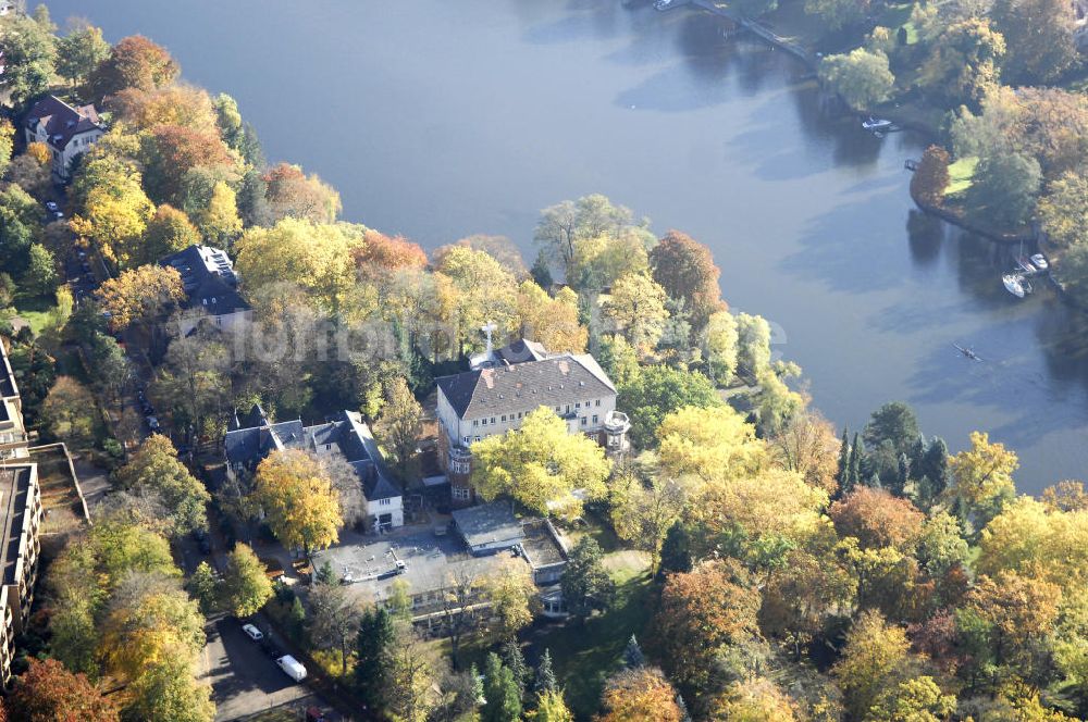 Berlin aus der Vogelperspektive: Uferbereich an der SIEMENS Villa Am Kleinen Wannsee in Berlin