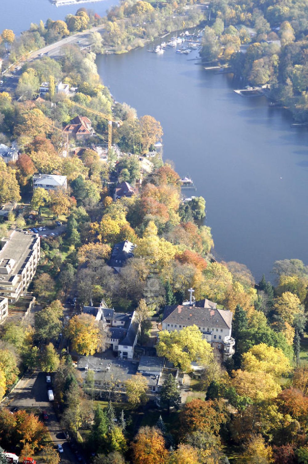 Luftbild Berlin - Uferbereich an der SIEMENS Villa Am Kleinen Wannsee in Berlin