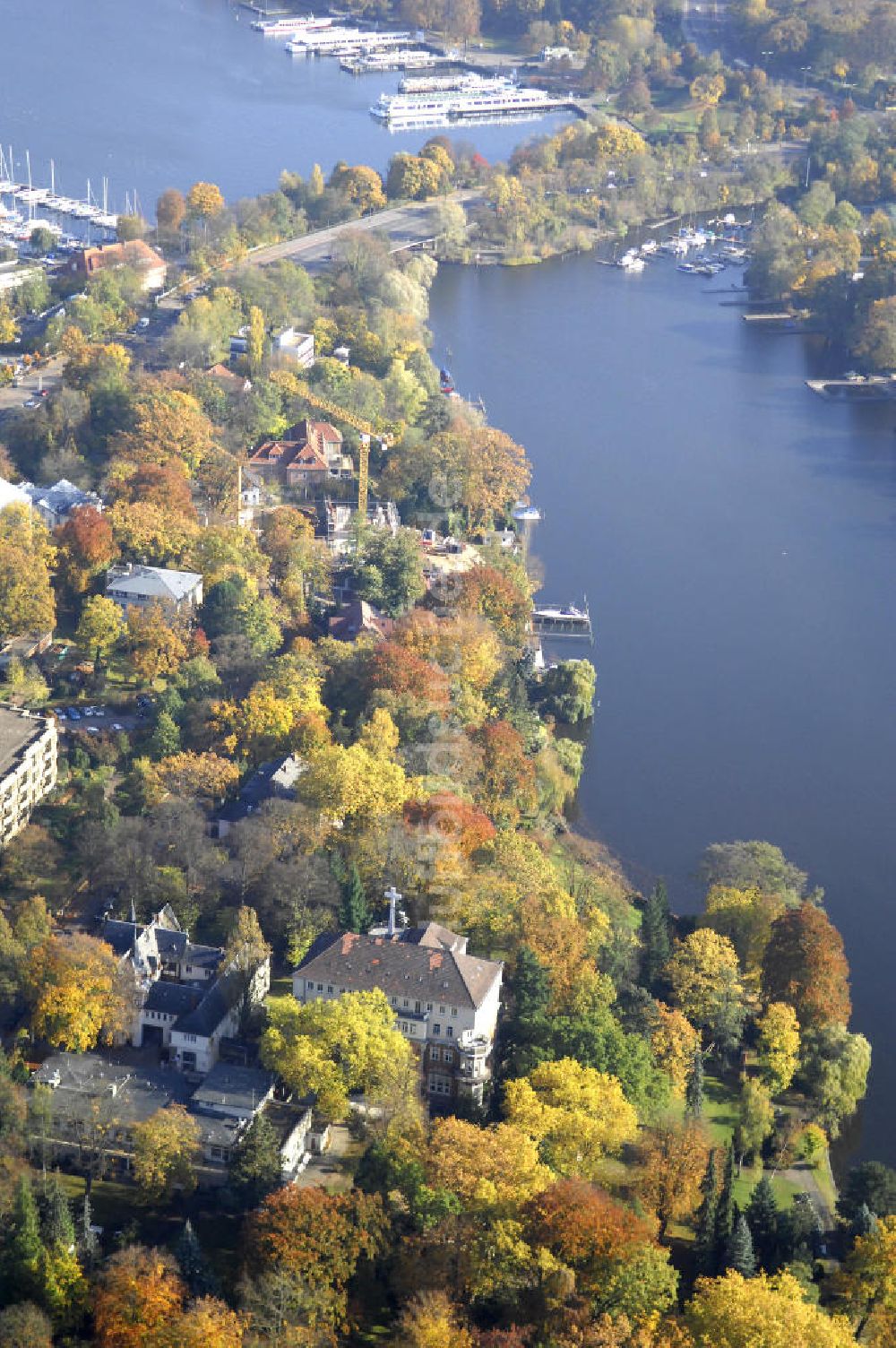 Luftaufnahme Berlin - Uferbereich an der SIEMENS Villa Am Kleinen Wannsee in Berlin