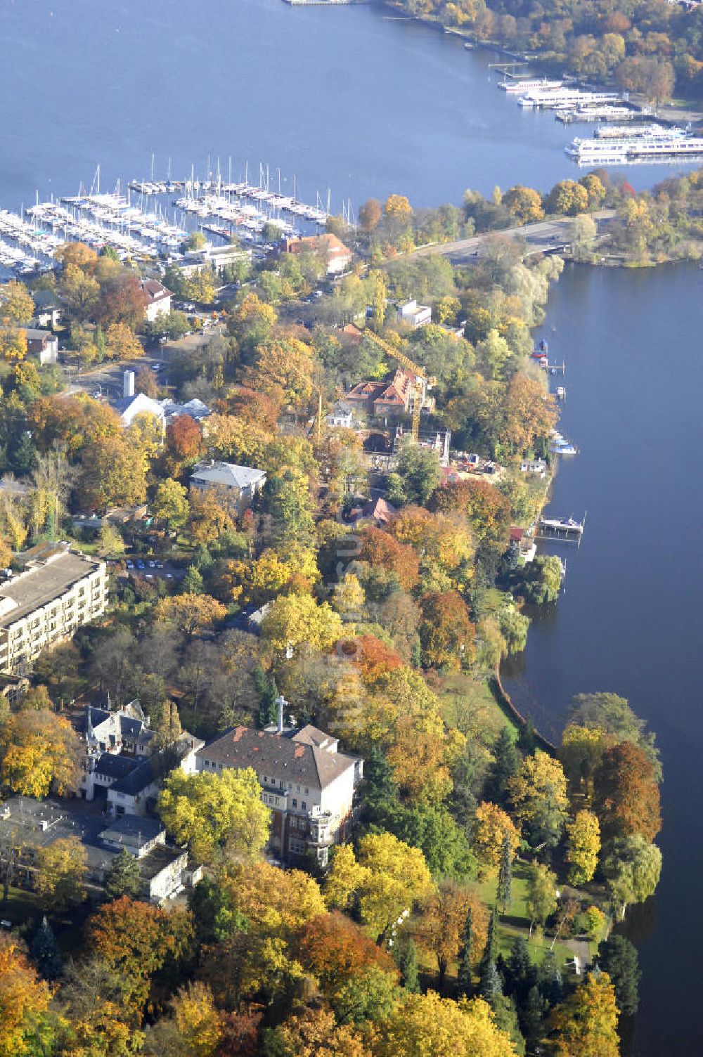 Berlin von oben - Uferbereich an der SIEMENS Villa Am Kleinen Wannsee in Berlin