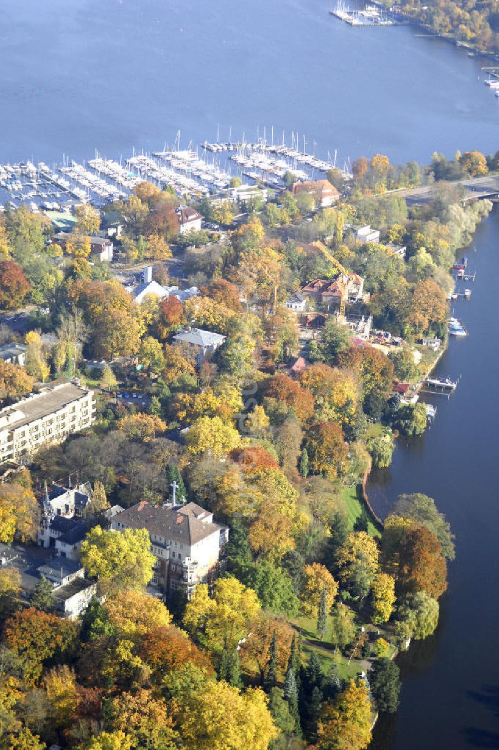 Berlin aus der Vogelperspektive: Uferbereich an der SIEMENS Villa Am Kleinen Wannsee in Berlin