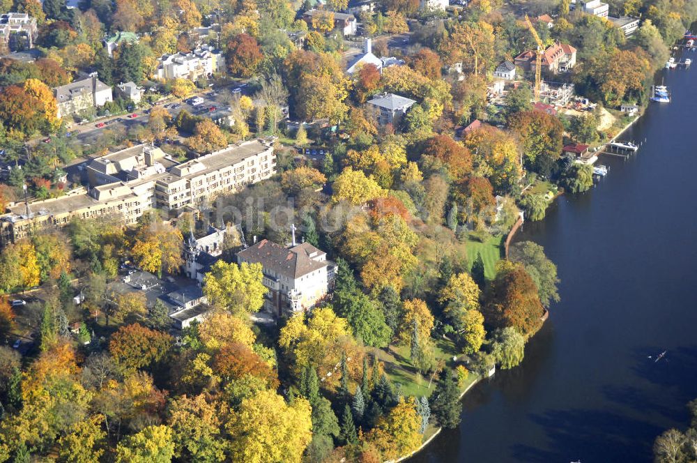 Luftbild Berlin - Uferbereich an der SIEMENS Villa Am Kleinen Wannsee in Berlin