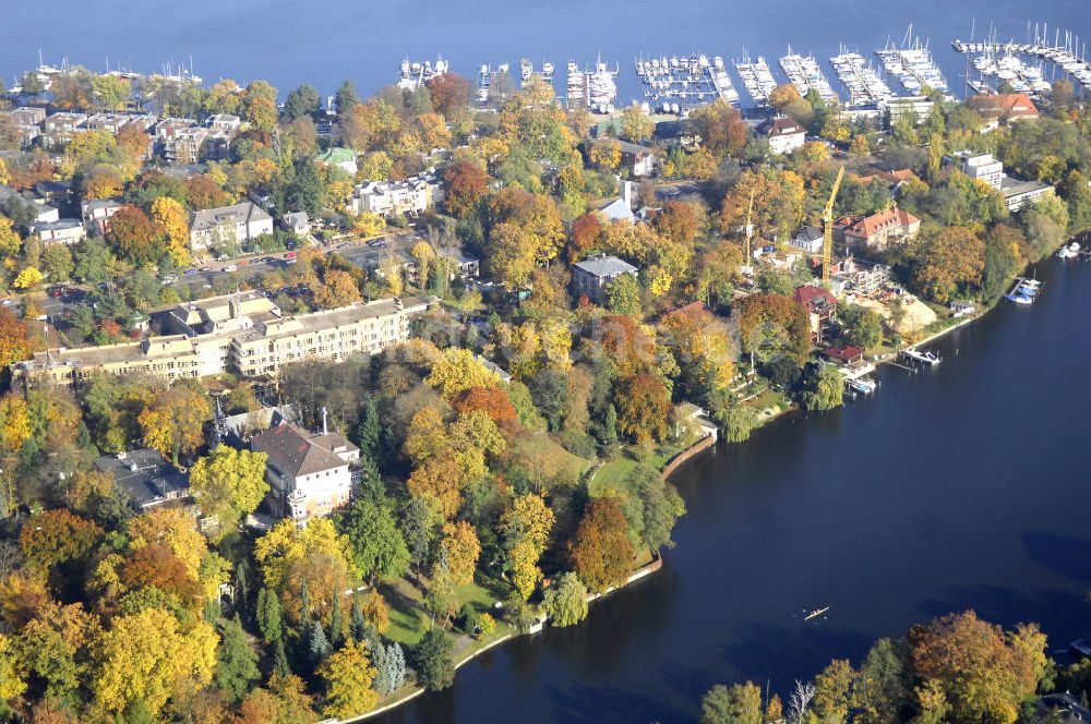 Berlin von oben - Uferbereich an der SIEMENS Villa Am Kleinen Wannsee in Berlin