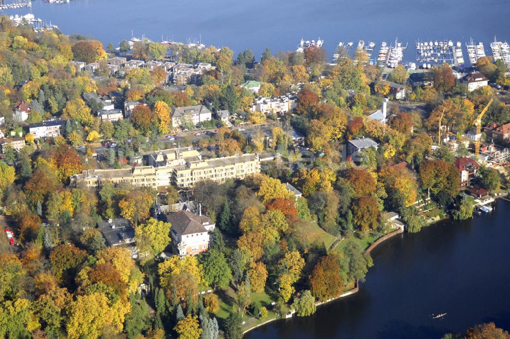 Berlin aus der Vogelperspektive: Uferbereich an der SIEMENS Villa Am Kleinen Wannsee in Berlin