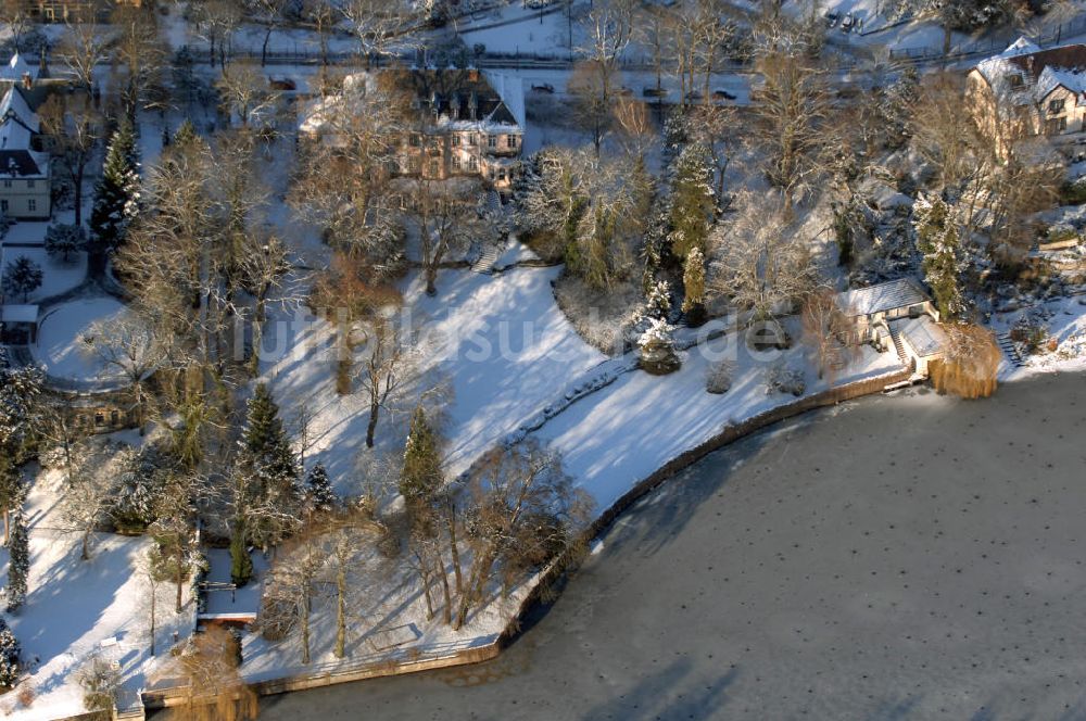 Berlin aus der Vogelperspektive: Uferbereich an der SIEMENS Villa Am Kleinen Wannsee in Berlin