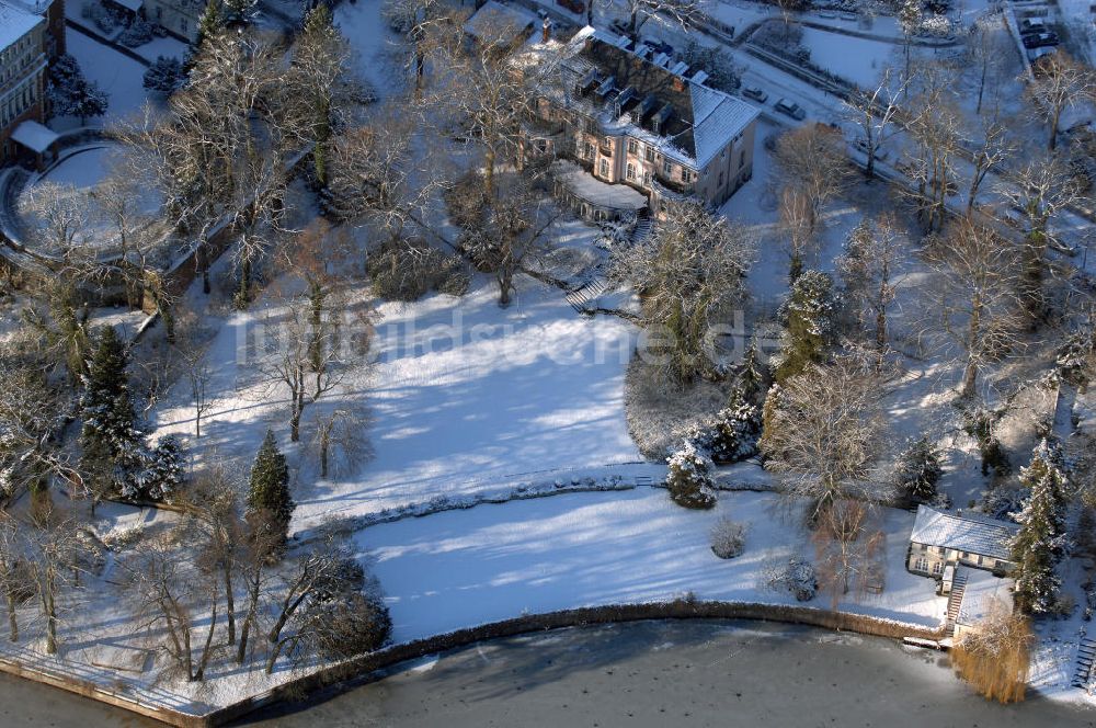 Luftbild Berlin - Uferbereich an der SIEMENS Villa Am Kleinen Wannsee in Berlin