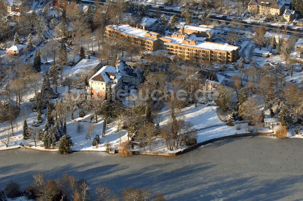 Luftbild Berlin - Uferbereich an der SIEMENS Villa Am Kleinen Wannsee in Berlin