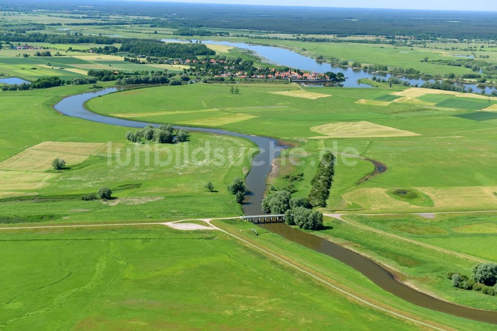 Schnackenburg von oben - Uferbereiche am Aland Flußverlauf in Schnackenburg im Bundesland Niedersachsen, Deutschland