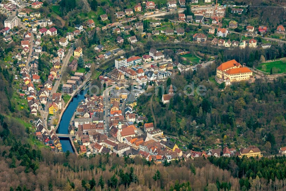 Neuenbürg von oben - Uferbereiche an der Altstadt Flußverlauf in Neuenbürg im Bundesland Baden-Württemberg, Deutschland