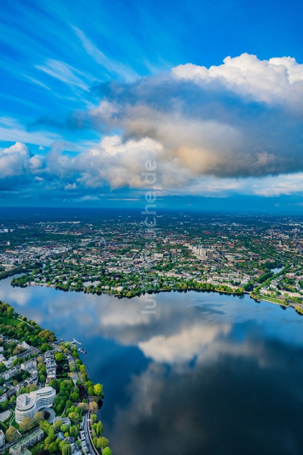 Hamburg aus der Vogelperspektive: Uferbereiche der Außenalster mit Wolkenspiegelungen im Ortsteil Uhlenhorst in Hamburg, Deutschland