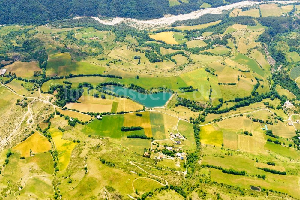 Luftbild La Roche-des-Arnauds - Uferbereiche des Badesees in La Roche-des-Arnauds in Provence-Alpes-Cote d'Azur, Frankreich