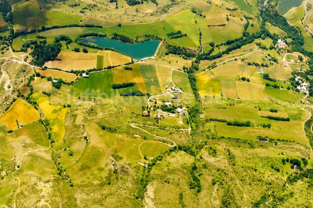 La Roche-des-Arnauds von oben - Uferbereiche des Badesees in La Roche-des-Arnauds in Provence-Alpes-Cote d'Azur, Frankreich