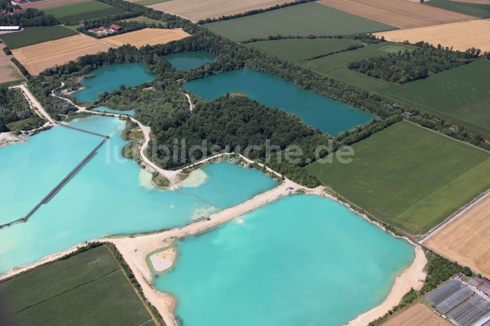 Pliening von oben - Uferbereiche des Baggersees bei in Pliening- Landsham im Bundesland Bayern