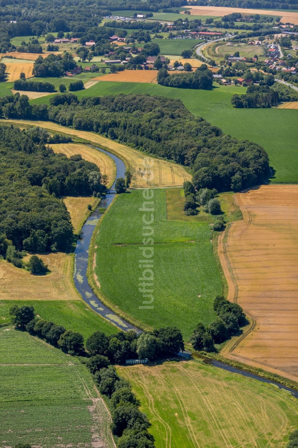 Luftaufnahme Westbevern - Uferbereiche am Bever Flußverlauf in Westbevern im Bundesland Nordrhein-Westfalen, Deutschland