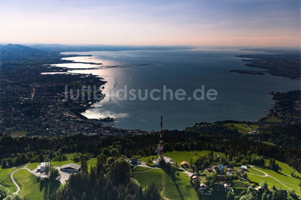 Bregenz von oben - Uferbereiche des Bodensee mit Blick vom Pfänder in Bregenz in Vorarlberg, Österreich