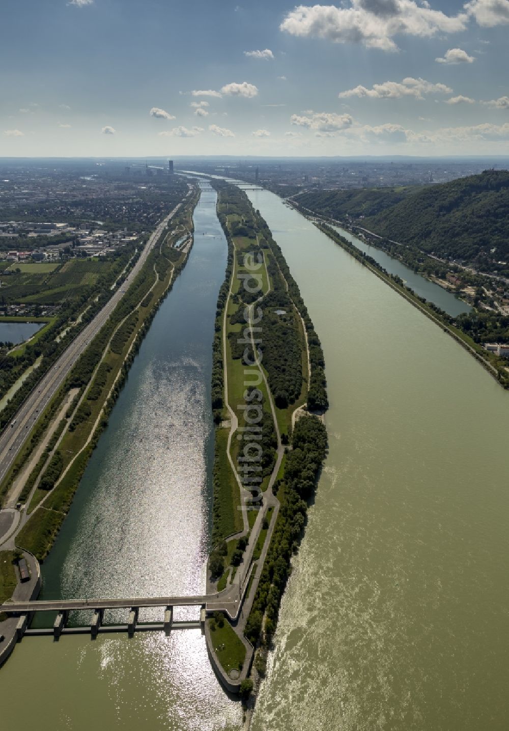 Wien von oben - Uferbereiche des Donau - Kanal in Wien in Österreich