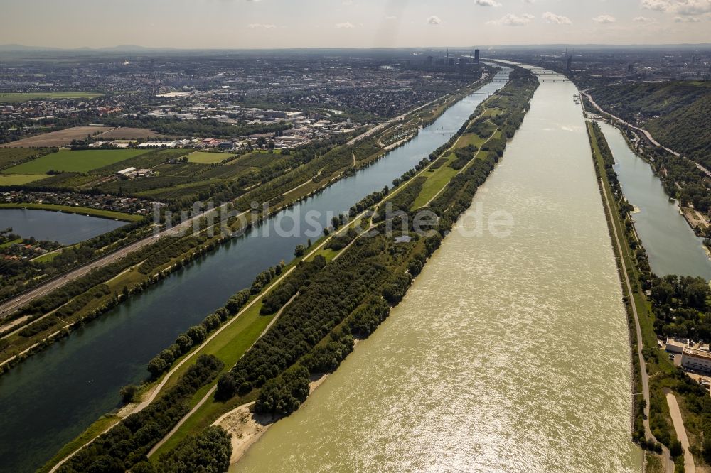 Wien aus der Vogelperspektive: Uferbereiche des Donau - Kanal in Wien in Österreich