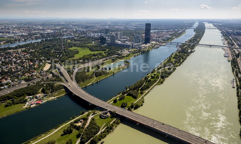 Luftbild Wien - Uferbereiche des Donau - Kanal in Wien in Österreich