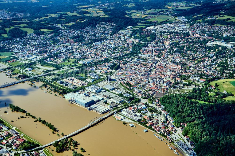 Deggendorf aus der Vogelperspektive: Uferbereiche mit durch Hochwasser- Pegel überflutetem Flußbett der Donau in Deggendorf im Bundesland Bayern, Deutschland