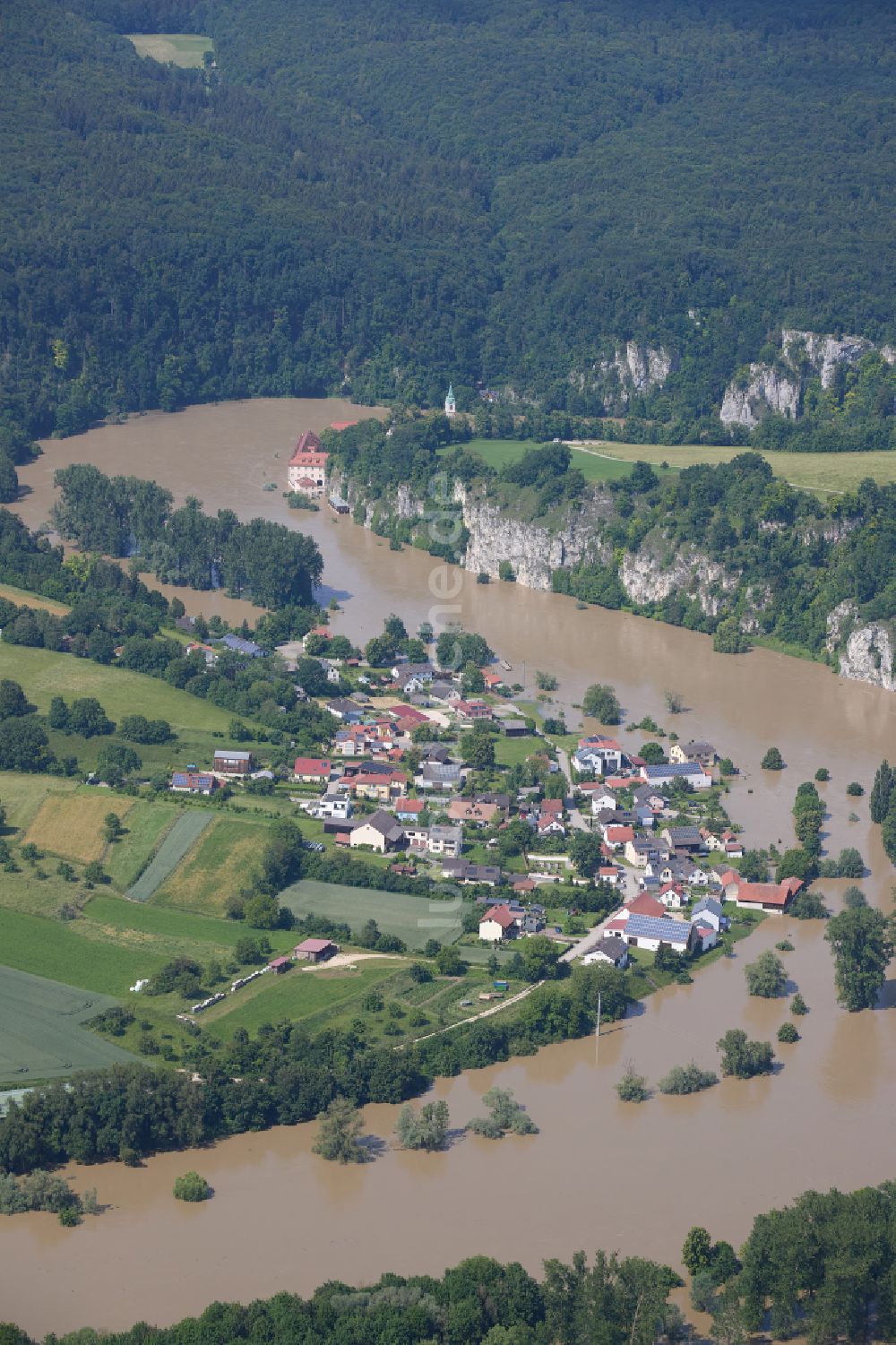 Luftbild Stauacker - Uferbereiche mit durch Hochwasser- Pegel überflutetem Flußbett der Donau in Stauacker im Bundesland Bayern, Deutschland