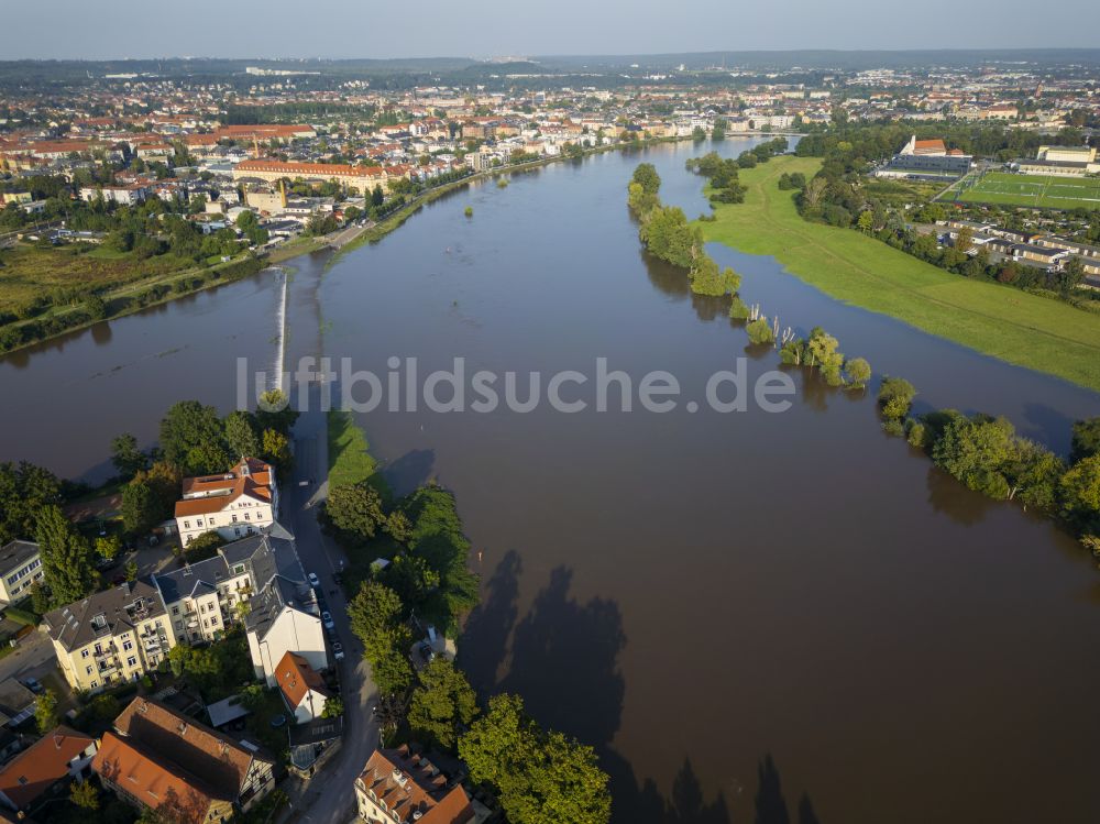 Dresden aus der Vogelperspektive: Uferbereiche mit durch Hochwasser- Pegel überflutetem Flußbett der Elbe in Dresden Übigau im Bundesland Sachsen, Deutschland