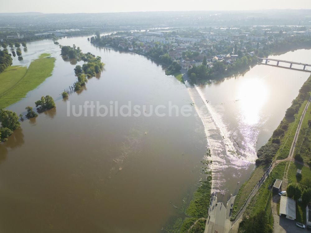 Dresden von oben - Uferbereiche mit durch Hochwasser- Pegel überflutetem Flußbett der Elbe in Dresden im Bundesland Sachsen, Deutschland