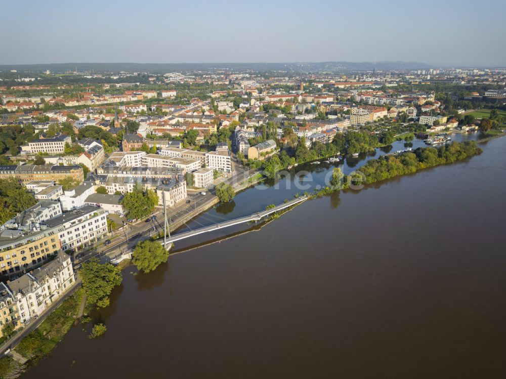 Dresden von oben - Uferbereiche mit durch Hochwasser- Pegel überflutetem Flußbett der Elbe im Ortsteil Pieschen in Dresden im Bundesland Sachsen, Deutschland