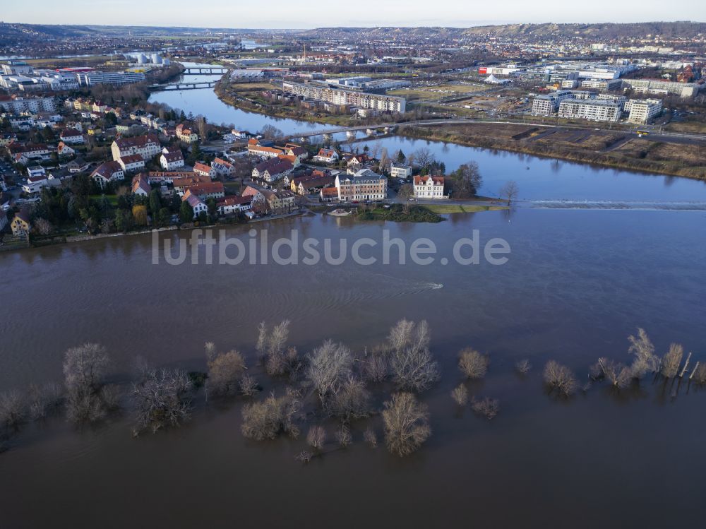 Luftaufnahme Dresden - Uferbereiche mit durch Hochwasser- Pegel überflutetem Flußbett der Elbe im Ortsteil Pieschen und Kaditz in Dresden im Bundesland Sachsen, Deutschland