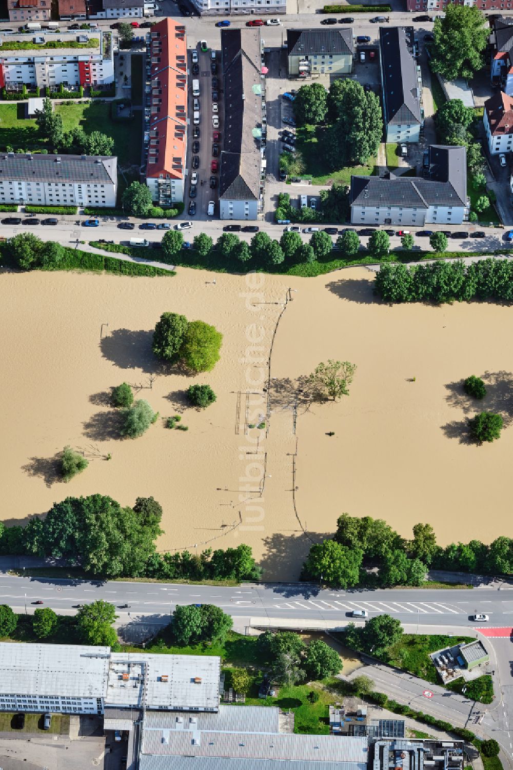 Landshut von oben - Uferbereiche mit durch Hochwasser- Pegel überflutetem Flußbett der Flutmulde in Landshut im Bundesland Bayern, Deutschland