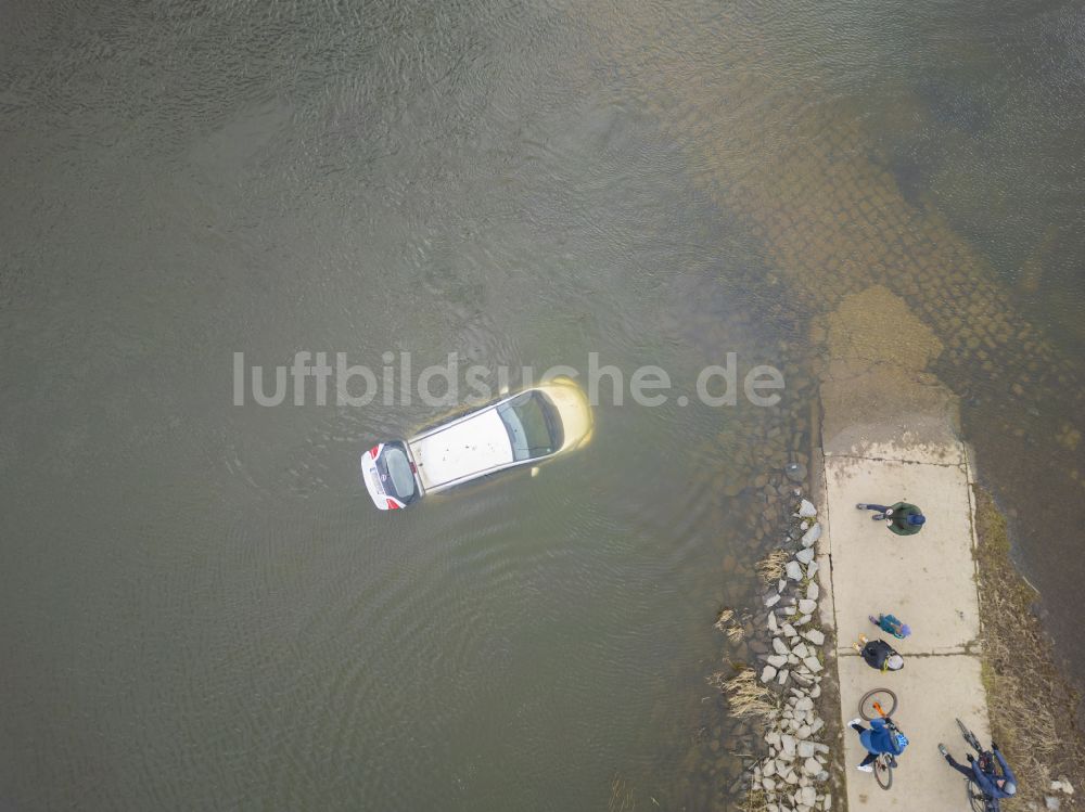 Dresden von oben - Uferbereiche mit durch Hochwasser- Pegel überflutetem Flußbett mit gesunkenen PKW in Dresden im Bundesland Sachsen, Deutschland