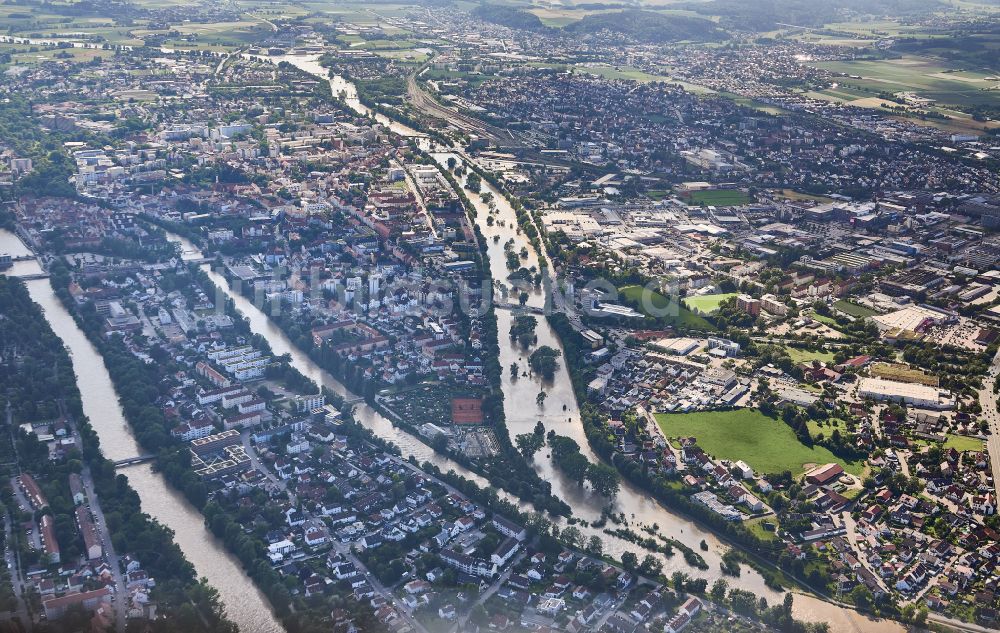 Landshut von oben - Uferbereiche mit durch Hochwasser- Pegel überflutetem Flußbett der Isar in Landshut im Bundesland Bayern, Deutschland