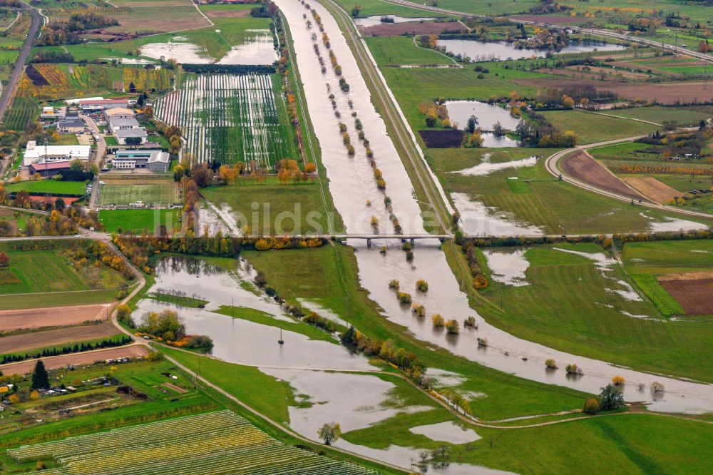 Luftbild Ortenberg - Uferbereiche mit durch Hochwasser- Pegel überflutetem Flußbett der Kinzig in Ortenberg im Bundesland Baden-Württemberg, Deutschland