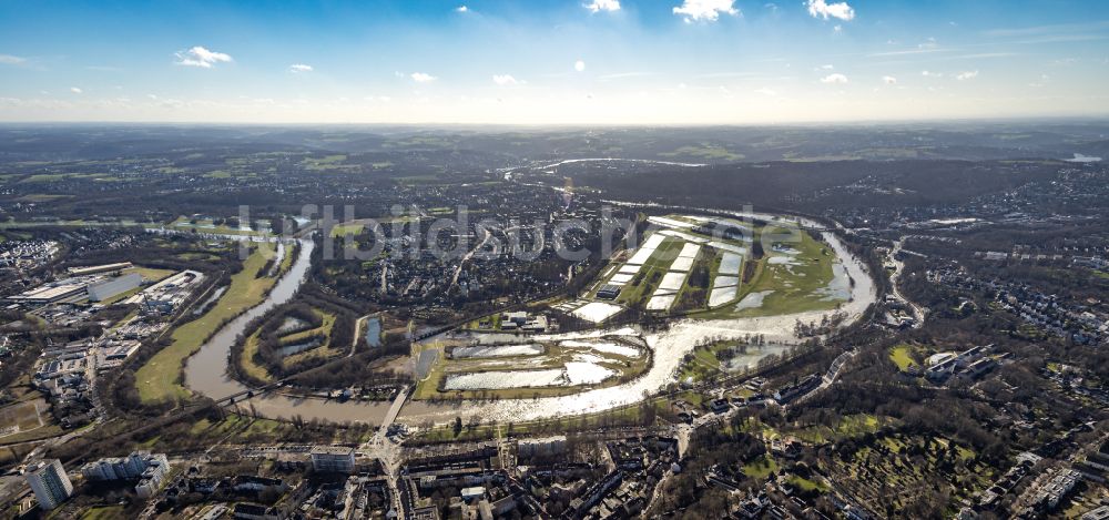 Essen aus der Vogelperspektive: Uferbereiche mit durch Hochwasser- Pegel überflutetem Flussbett der Ruhr in Essen im Bundesland Nordrhein-Westfalen, Deutschland