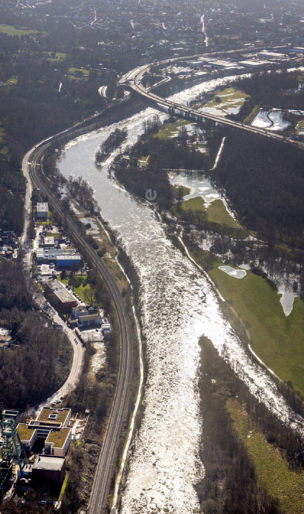 Holthausen von oben - Uferbereiche mit durch Hochwasser- Pegel überflutetem Flussbett der Ruhr in Holthausen im Bundesland Nordrhein-Westfalen, Deutschland