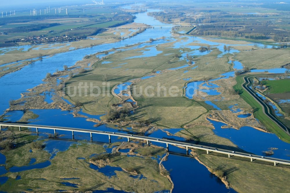 Luftbild Tangermünde - Uferbereiche mit durch Hochwasser- Pegel überfluteten Flußbett auf den Flutungswiesen des Flußverlaufes der Elbe entlang des Straßen- Brückenviaduktes der B188 in Tangermünde im Bundesland Sachsen-Anhalt, Deutschland