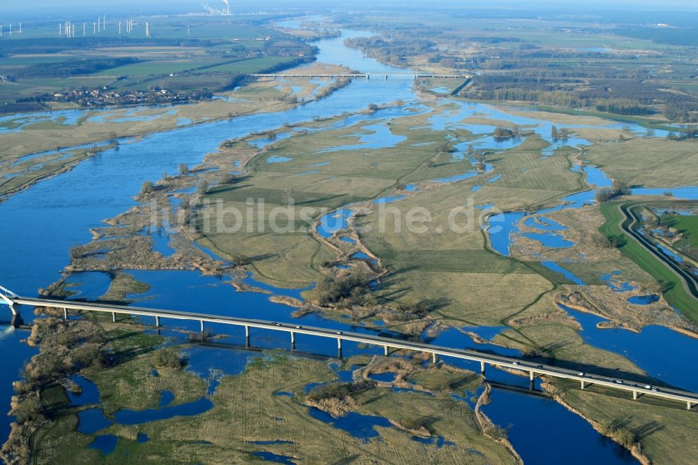 Luftaufnahme Tangermünde - Uferbereiche mit durch Hochwasser- Pegel überfluteten Flußbett auf den Flutungswiesen des Flußverlaufes der Elbe entlang des Straßen- Brückenviaduktes der B188 in Tangermünde im Bundesland Sachsen-Anhalt, Deutschland