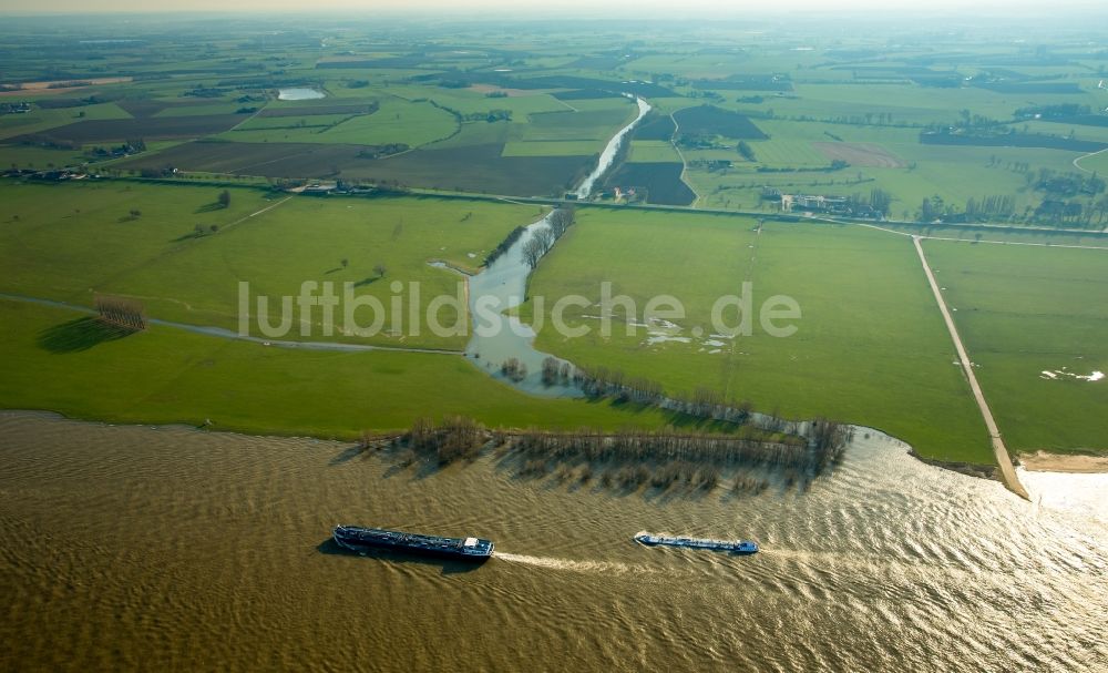 Luftbild Emmerich am Rhein - Uferbereiche mit durch Hochwasser- Pegel überfluteten Flußbett der gefluteten Rhein- Wiesen in Emmerich am Rhein im Bundesland Nordrhein-Westfalen