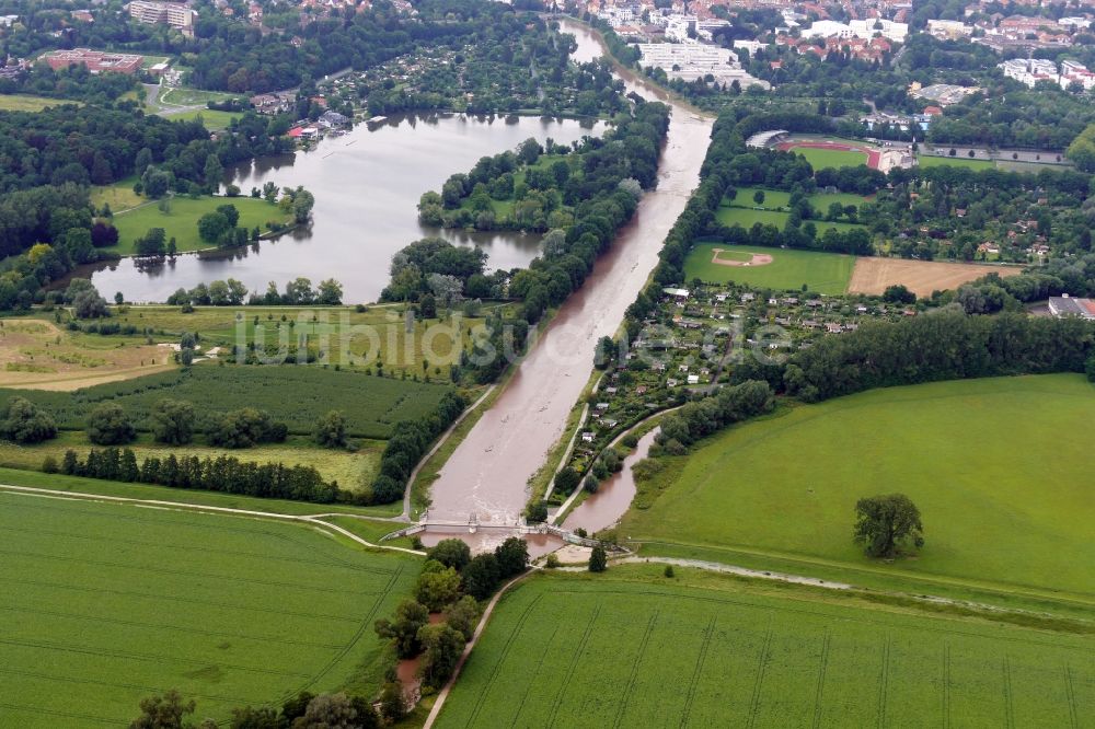 Luftbild Göttingen - Uferbereiche mit durch Hochwasser- Pegel überfluteten Flußbett Leine in Göttingen im Bundesland Niedersachsen, Deutschland