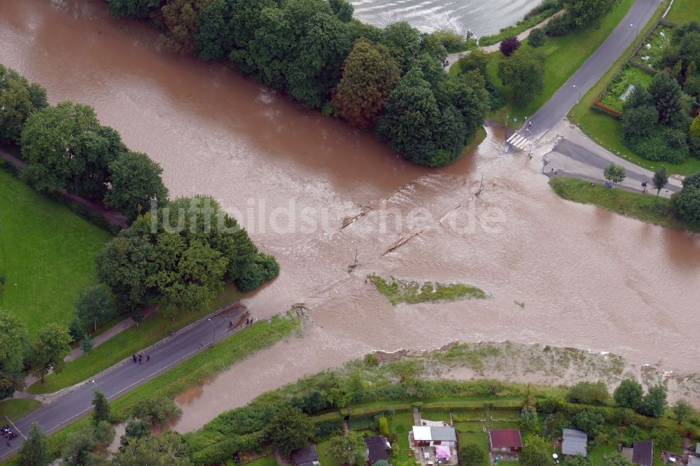 Göttingen von oben - Uferbereiche mit durch Hochwasser- Pegel überfluteten Flußbett Leine in Göttingen im Bundesland Niedersachsen, Deutschland