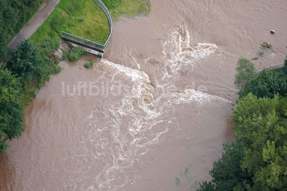 Göttingen aus der Vogelperspektive: Uferbereiche mit durch Hochwasser- Pegel überfluteten Flußbett Leine in Göttingen im Bundesland Niedersachsen, Deutschland