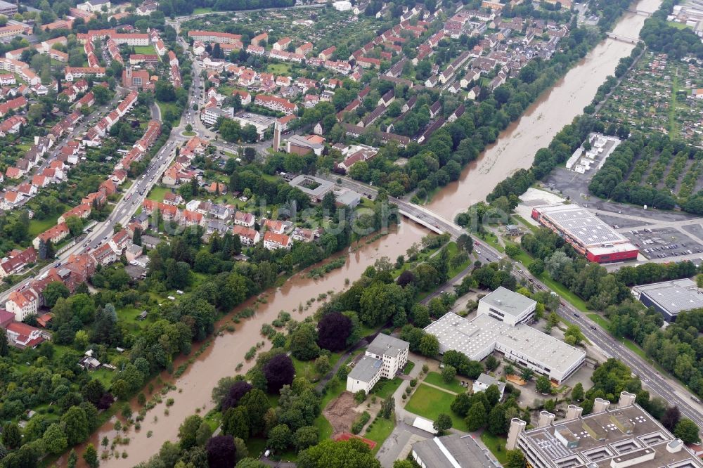 Göttingen aus der Vogelperspektive: Uferbereiche mit durch Hochwasser- Pegel überfluteten Flußbett Leine in Göttingen im Bundesland Niedersachsen, Deutschland