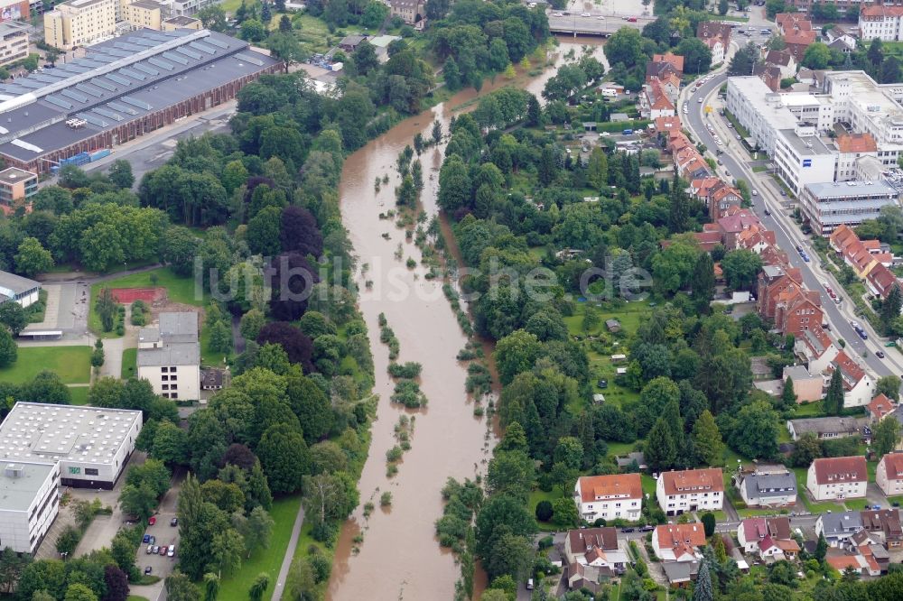 Luftaufnahme Göttingen - Uferbereiche mit durch Hochwasser- Pegel überfluteten Flußbett Leine in Göttingen im Bundesland Niedersachsen, Deutschland