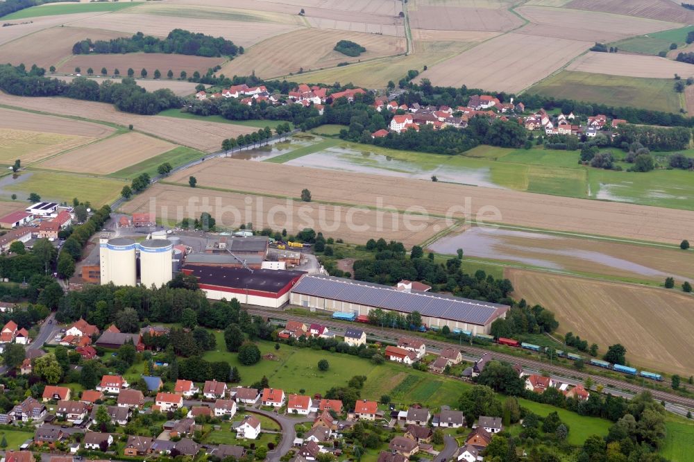 Luftaufnahme Rosdorf - Uferbereiche mit durch Hochwasser- Pegel überfluteten Flußbett Leine in Rosdorf im Bundesland Niedersachsen, Deutschland