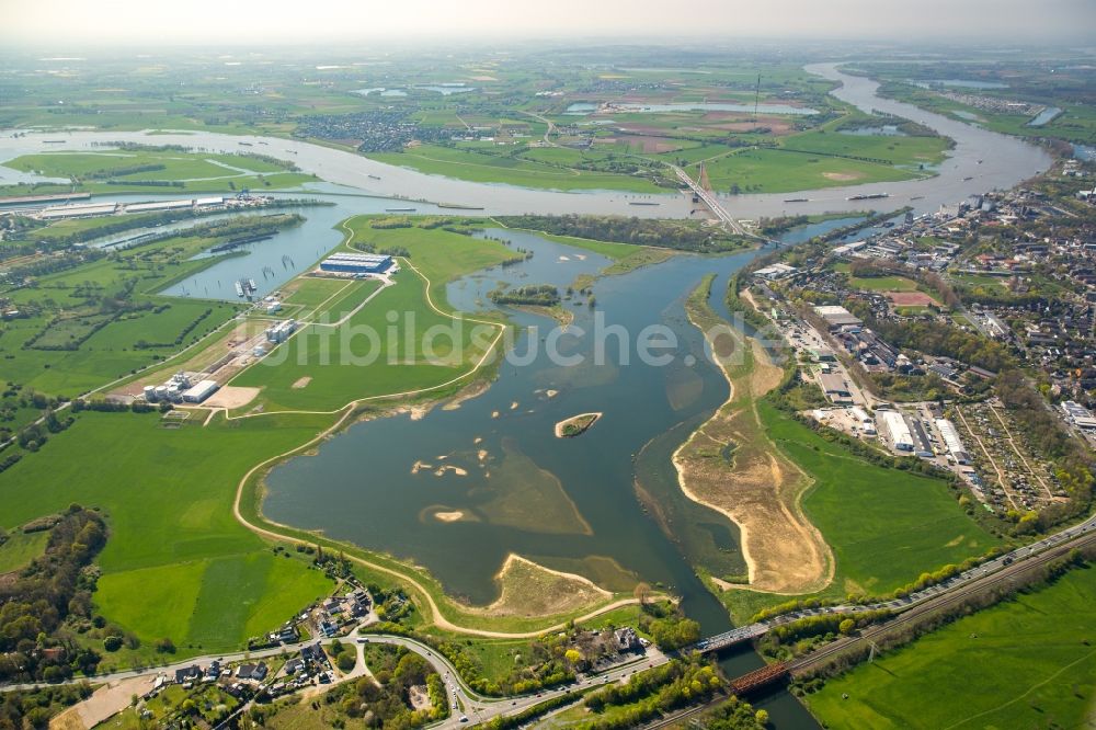 Wesel aus der Vogelperspektive: Uferbereiche mit durch Hochwasser- Pegel überfluteten Flußbett der Lippe in Wesel im Bundesland Nordrhein-Westfalen